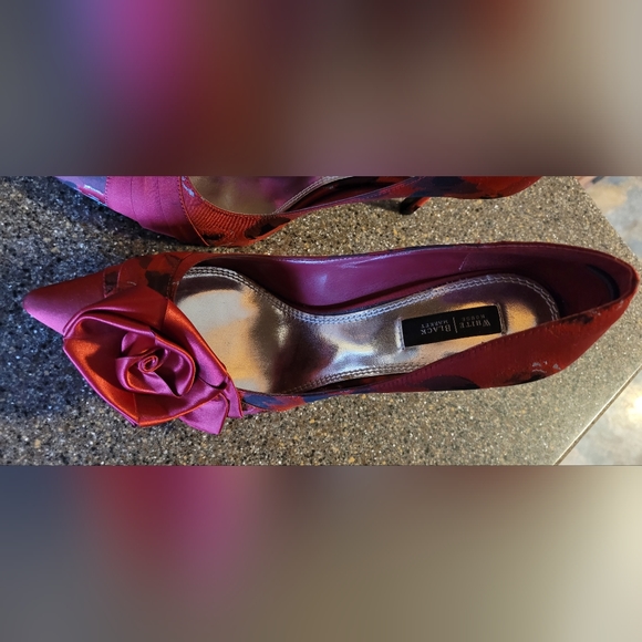 $160 Women's White House Black Market Red Floral Rose Adorned Heels Size 8M EUC! - Picture 3 of 10